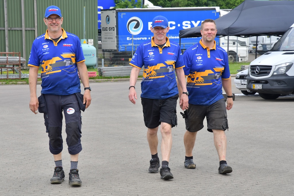 Trioen som holdt duoen optimalt kørende. Fra venstre John Venning, Karsten Pedersen og Michael Schnor.
(Foto: Morten Dam)